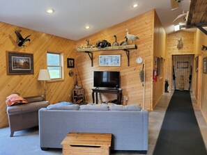 Hus, flere senger, terrasse (The Lodge) | Oppholdsområde | En 32-centimeters TV med kabel-kanaler