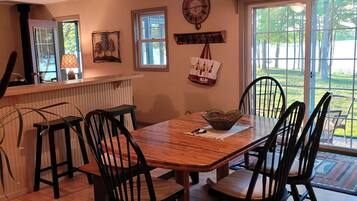 Nhà, nhiều giường, sân hiên (Luck Charlie Lodge) | Khu ăn uống