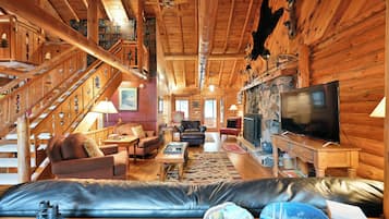 House, Multiple Beds, Patio (Birch Haven) | Living area | 32-inch TV with cable channels