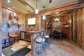 House, Multiple Beds, Jetted Tub (Osprey Lake Cabin) | Interior