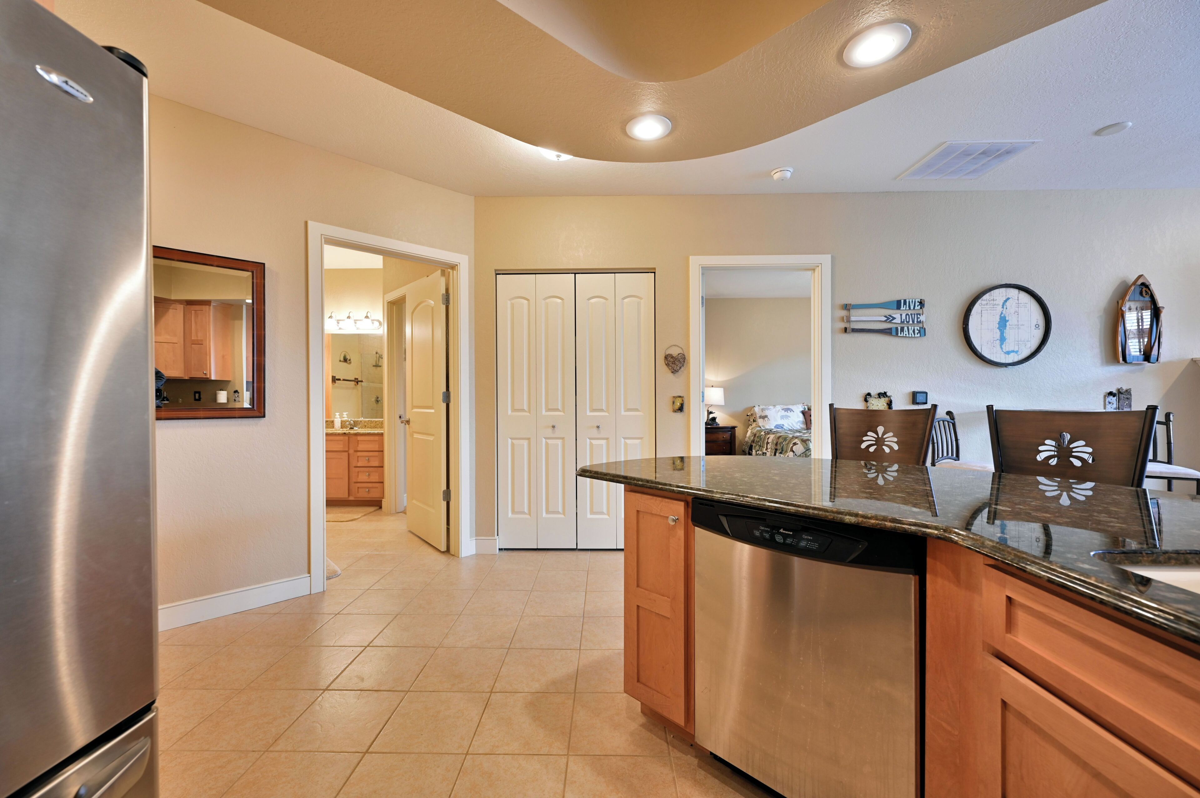 Condo, 1 giường cỡ king và sofa giường, bồn tắm nước nóng (Unit 433A 1 BD/ 1 BA condo) | Bếp riêng | Tủ lạnh, lò vi sóng, lò nướng, bếp nấu 