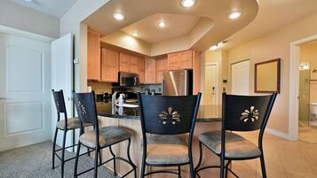 Condo, 1 King Bed with Sofa bed, Hot Tub, Golf View (Unit 433A 1 BD/ 1 BA condo) | Private kitchen | Fridge, microwave, oven, stovetop