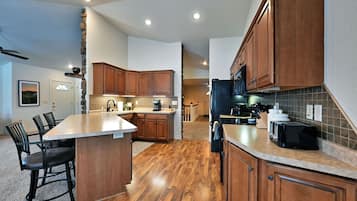 Condo, Multiple Beds, Kitchen, Garden View (Unit 701 5 bd 3 ba) | Private kitchen | Fridge, microwave, oven, stovetop