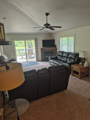 Condo, várias camas, cozinha, vista para o jardim (Unit 701 5 bd 3 ba) | Área de estar | TV 42 polegadas com canais a cabo