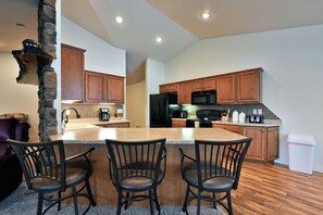 Condo, várias camas, cozinha, vista para o jardim (Unit 701 5 bd 3 ba) | Cozinha privada | Geladeira, micro-ondas, fogão, cooktop