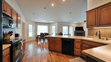 Condo, Berbilang Katil, Kitchen, Garden View (Unit 701 5 bd 3 ba) | Dapur peribadi | Peti sejuk, ketuhar gelombang mikro, ketuhar, dapur