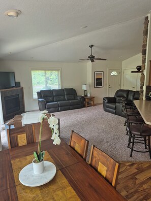 Condo, várias camas, cozinha, vista para o jardim (Unit 701 5 bd 3 ba) | Área de estar | TV 42 polegadas com canais a cabo