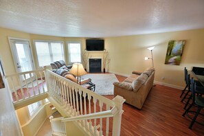 Appartement, Meerdere bedden, bubbelbad, uitzicht op golfbaan (Unit 109 2 BDRM/ 2 BA) | Woonruimte | Een 42-inch televisie met kabelzenders