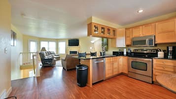 Condo, varias camas, hidromasaje, vista al campo de golf (Unit 109 2 BDRM/ 2 BA) | Área de sala de estar | Televisión de 42 pulgadas con canales por cable