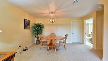 Condo, Multiple Beds, Hot Tub, Golf View (Unit 109 2 BDRM/ 2 BA) | Dining