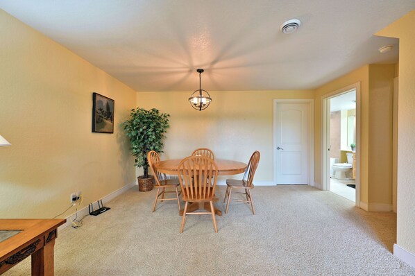 Condo, Multiple Beds, Hot Tub, Golf View (Unit 109 2 BDRM/ 2 BA) | Dining