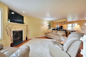 Condo, Multiple Beds, Hot Tub, Golf View (Unit 109 2 BDRM/ 2 BA) | Living area | 42-inch TV with cable channels - Unit 109 2 Bdrm/ 2 BA (Birchwood)
