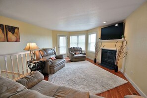 Appartement, Meerdere bedden, bubbelbad, uitzicht op golfbaan (Unit 109 2 BDRM/ 2 BA) | Woonruimte | Een 42-inch televisie met kabelzenders