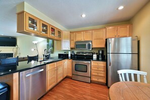 Condo, Multiple Beds, Hot Tub, Golf View (Unit 109 2 BDRM/ 2 BA) | Private kitchen