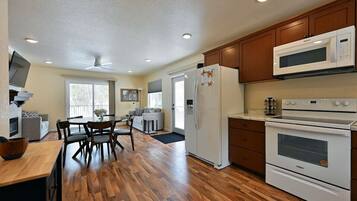 Rumah, Beberapa Tempat Tidur, patio, pemandangan sungai (Tri Lake House Duplex Side A and B) | Dapur pribadi | Lemari es, microwave, oven, dan kompor