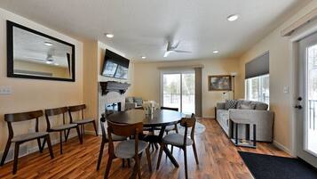 Rumah, Beberapa Tempat Tidur, patio, pemandangan sungai (Tri Lake House Duplex Side A and B) | Interior