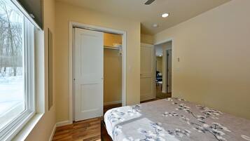 Casa, varias camas, patio, vista al río (Tri Lake House Duplex Side A and B) | 6 habitaciones y ropa de cama