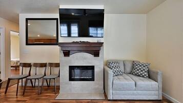 Rumah, Beberapa Tempat Tidur, patio, pemandangan sungai (Tri Lake House Duplex Side A and B) | Area keluarga | Televisi 42-inci dengan saluran TV kabel