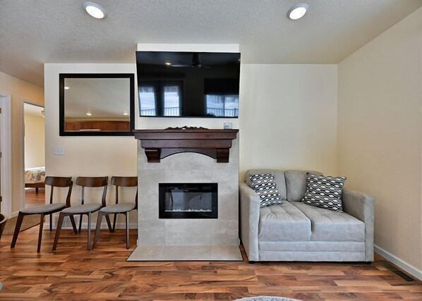 Ferienhaus, Mehrere Betten, Terrasse, Flussblick (Tri Lake House Duplex Side A and B) | Wohnbereich