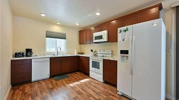 House, Multiple Beds, Patio, River View (Tri Lake House Duplex Side A and B) | Private kitchen | Fridge, microwave, oven, stovetop