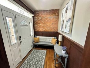 Interior - Central Location- Family Friendly - Park Like Yard
(St. Louis)