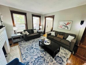 TV - Central Location- Family Friendly - Park Like Yard
(St. Louis)