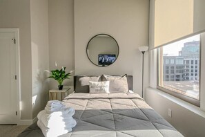 1 habitación, escritorio, tabla de planchar con plancha y wifi 
