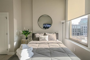 1 habitación, escritorio, tabla de planchar con plancha y wifi