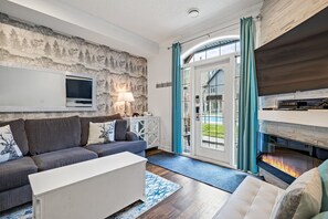 Een smart-tv, een open haard, een dvd-speler en een stereo