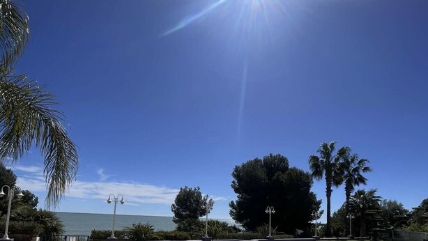 Un ciel d’un bleu éclatant, une piscine et une vue sur l’océan.