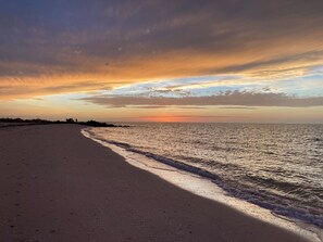 En la playa, camastros y toallas de playa 