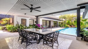 屋外ダイニングエリア