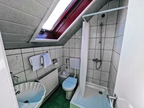 Habitación Confort doble, vistas a la montaña | Baño | Ducha, toallas, jabón y champú