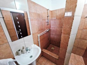 Family Triple Room, Mountain View | Bathroom | Shower, towels, soap, shampoo - Complex Caprioara Toplita (Toplita)