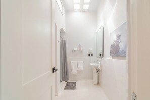 Shower, hair dryer, towels, soap - Casa Velasco La Paz (La Paz)