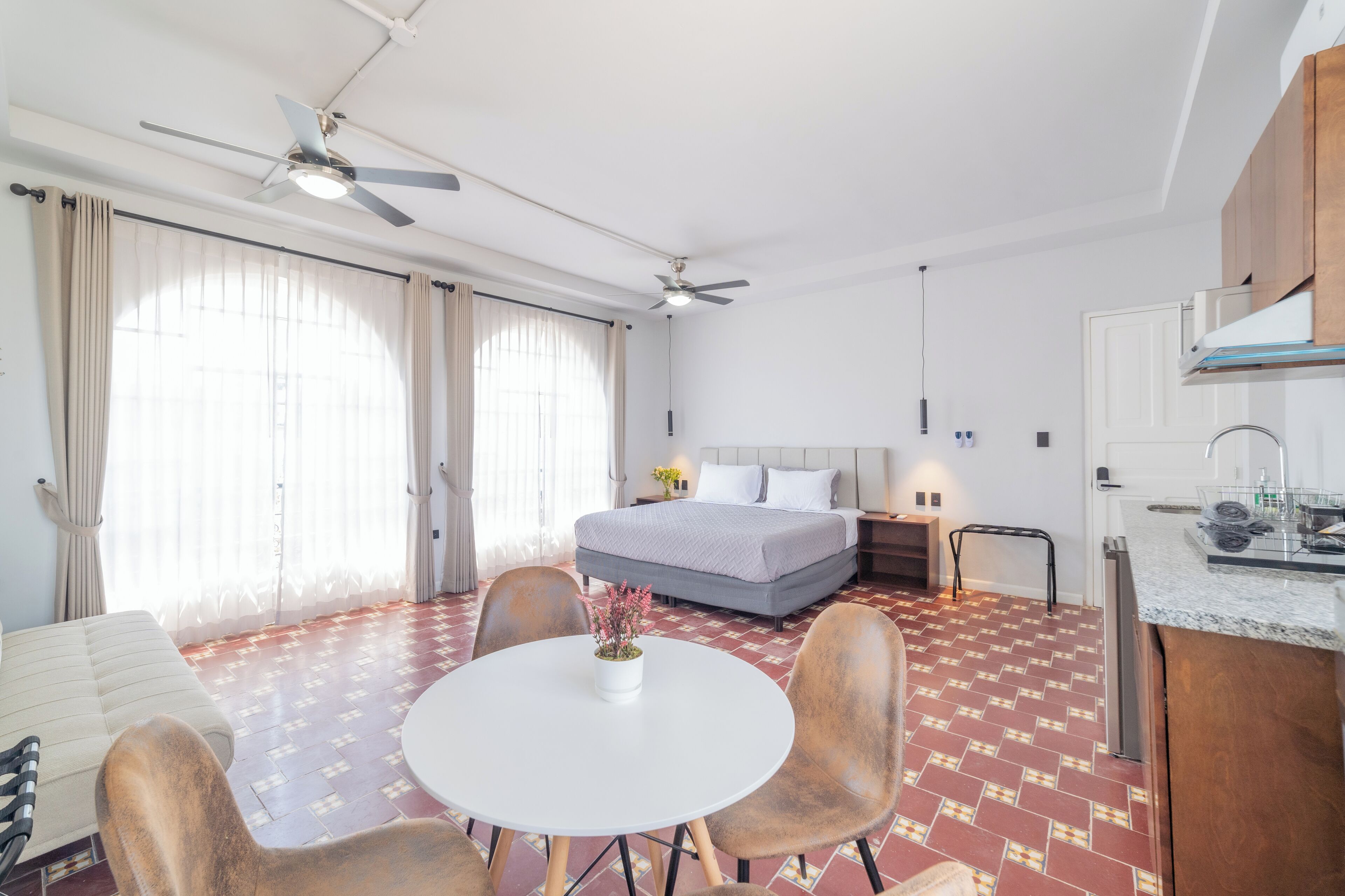 Suite Deluxe | Tabla de planchar con plancha, wifi gratis y ropa de cama 