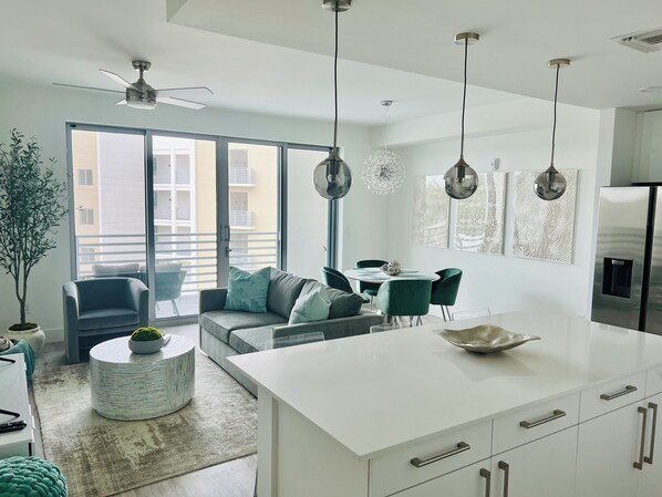 Living area - Cozy 1-bedroom apartment in pleasant Sarasota with WiFi, AC, fitness room (Sarasota)