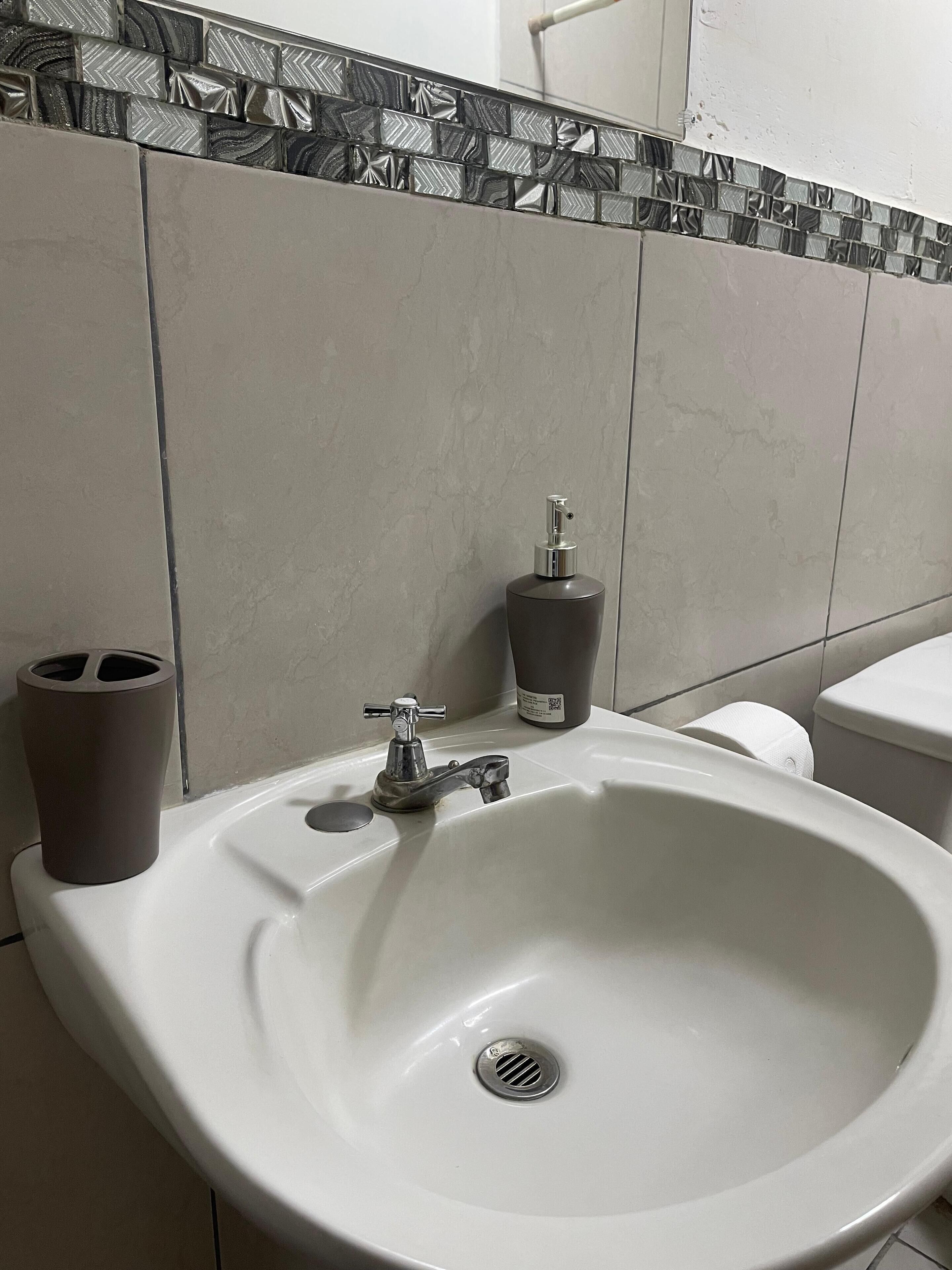 Een douche, handdoeken, zeep, shampoo