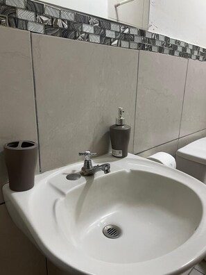 تجهيزات دش، مناشف، صابون، شامبو