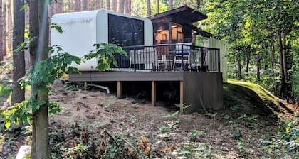 Modern, Hidden Gem Tiny House, Wood-Fired Hot Tub & Outdoor Screened-In Kitchen