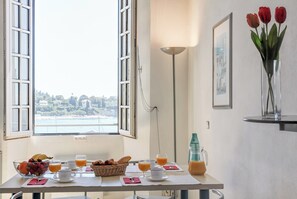 Appartement 6 personnes - 1 chambre + 1 mezzanine | Living area - Résidence partenaire Le Palais de la Marine (Villefranche-sur-Mer)