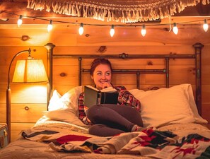 1 bedroom, bed sheets