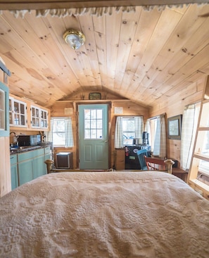1 bedroom, bed sheets