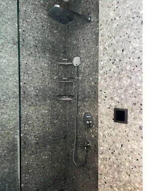 Dusj, hårføner, bidé og håndklær