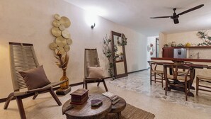 A living room with a sofa, chairs, a coffee table, and a dining area with a table and chairs. - Itinerante- Casa Santa Ana, Mérida Centro (Mérida)