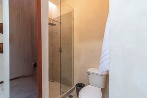 Een douche, een haardroger, handdoeken, zeep