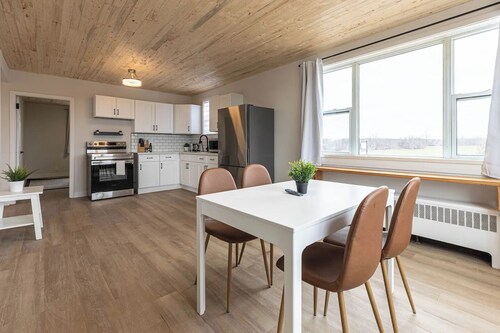 Cozy Bayfield Retreat • Pool & Hot Tub • 15min to Grand Bend • Lake Huron Nearby