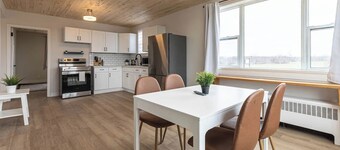 Cozy Bayfield Retreat • Pool & Hot Tub • 15min to Grand Bend • Lake Huron Nearby