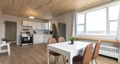 Cozy Bayfield Retreat • Pool & Hot Tub • 15min to Grand Bend • Lake Huron Nearby