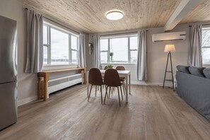 Living area - Suite 7 - Relax in beautiful Bayfield - 15min from Grand Bend (Bayfield)